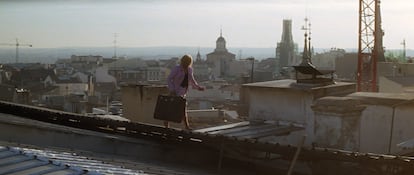 Carmen Maura, en los tejados de Madrid de 'La comunidad'.