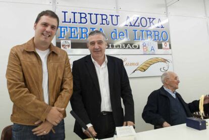 De izquierda a derecha, Kirmen Uribe, jon Kortazar y Txomin Solabarrieta, ayer en Bilbao.