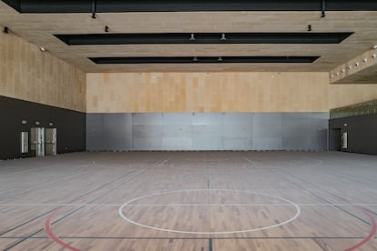 La torre cuenta con 3.000 metros de instalaciones deportivas que incluyen pistas como la de baloncesto que aparece en la imagen. 