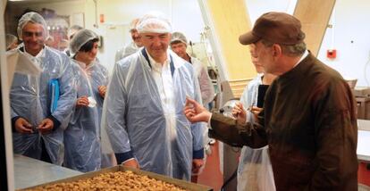 Moscovici (centro) en una f&aacute;brica de chocolate en Bayona.
