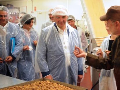 Moscovici (centro) en una fábrica de chocolate en Bayona.