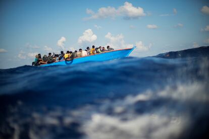 Una embarcación repleta de pasajeros sortea el oleaje frente a la isla de Lampedusa, en Italia, en agosto de 2022.