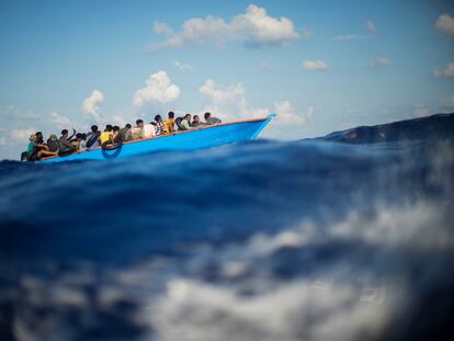 Una embarcación repleta de pasajeros sortea el oleaje frente a la isla de Lampedusa, en Italia, en agosto de 2022.