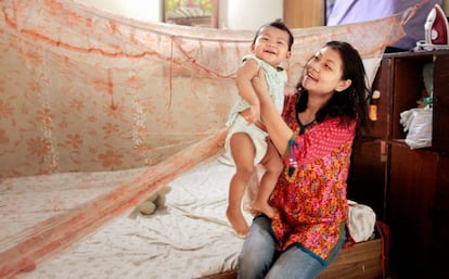 Moanaraola, de 38 años, juega con su hija en su casa de Nueva Delhi. Ella es doctora y está desarrollando un proyecto en su comunida para empoderar a persona que viven bajo el umbral de la pobreza. Después de curarse de su tuberculosis, lleva una vida normal con su marido Abhijeet y sus hijos Astera y Aden.