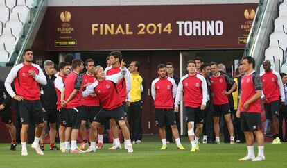 Los jugadores del Sevilla antes del entrenamiento