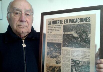 Àngel Rabat, la semana pasada, con una publicación de la época sobre el accidente.