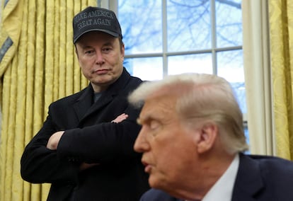 Elon Musk, dueño de X, en el despacho oval junto al presidente Donald Trump el pasado febrero.