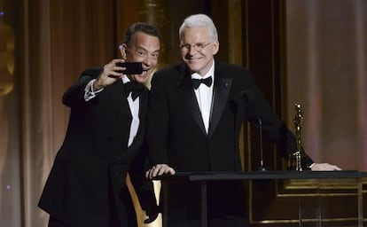 Los actores Tom Hanks y Steve Martin en los premios Governorsen 2013.
