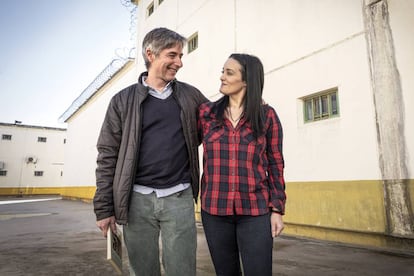 El director del documental 'Yeses', Miguel Forneiro, con Àngels, una interna de Picassent.