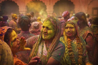 Viudas hind&uacute;s se pintan la cara con polvos de colores en el templo Gopinath.