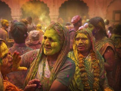 Viudas hind&uacute;s se pintan la cara con polvos de colores en el templo Gopinath.