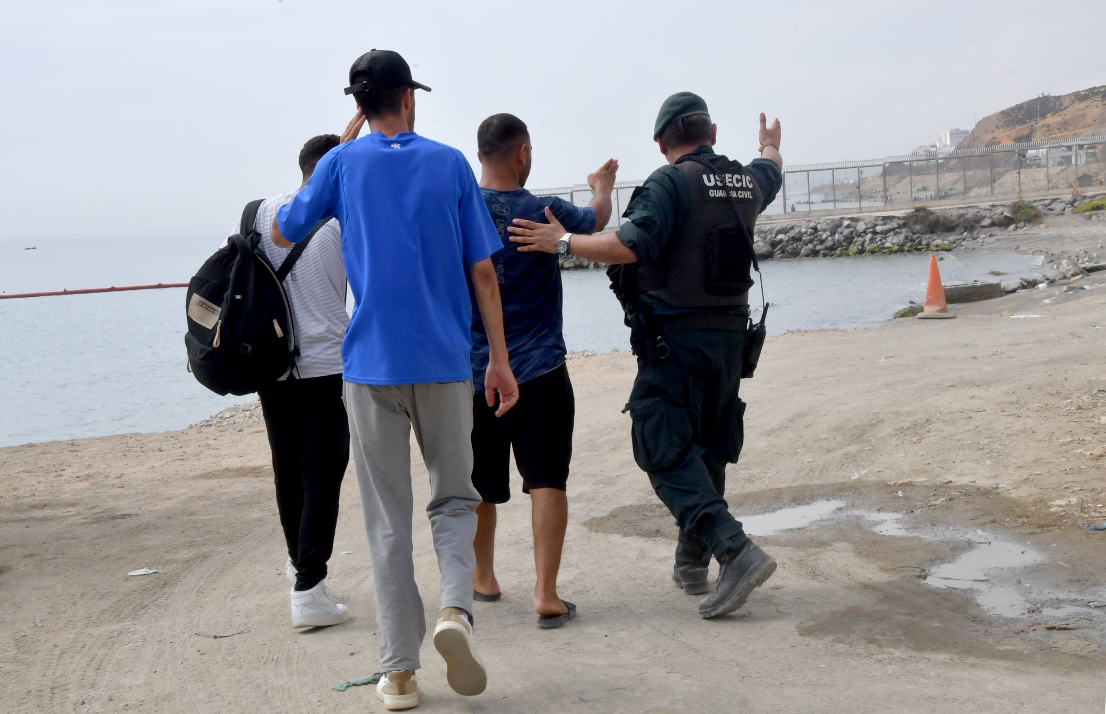 Migrantes regresan a Marruecos por la puerta del espigón.