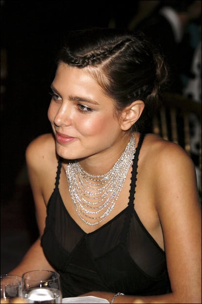 Charlotte Casiraghi también ha demostrado con los años ser una experta en levantar los estilismos con complementos. En la imagen, con un precioso collar combinado con sencillo vestido negro.