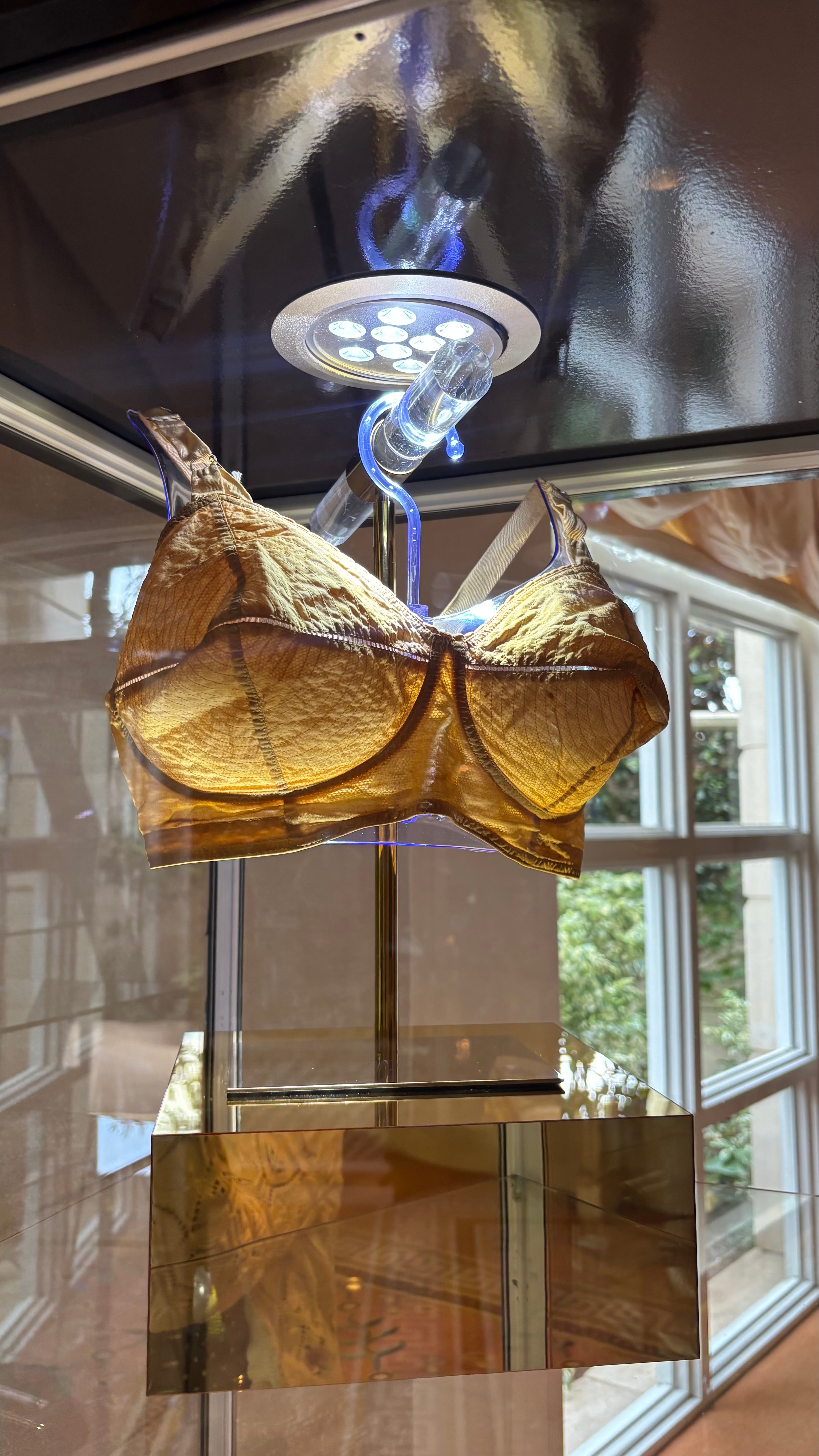Un sujetador de Marilyn Monroe, expuesto en la subasta de Juliens's Auctions en el hotel Peninsula de Beverly Hills, el 4 de junio de 2026.