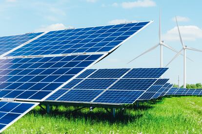 Paneles solares y molinos de viento, herramientas para generar energía de forma más limpia.