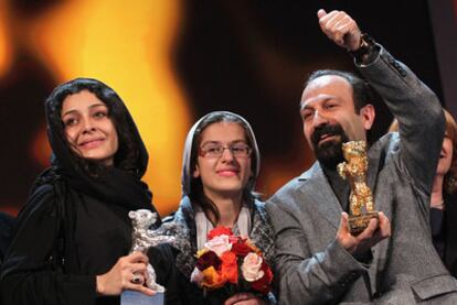 Las actrices Sareh Bayat y Sarina Farhadi (en el centro), anoche junto al director de <i>Nader y Simin, una separación,</i> Asghar Farhadi.