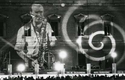 Espectáculo de luz y sonido en la Biblioteca Nacional, en el paseo de Recoletos, en el inicio de las fiestas del Dos de Mayo, en Madrid, en 1991.