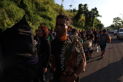 Un migrante lleva una figura de la Virgen de Guadalupe en su camino hacia Estados Unidos en Tapachula, México, el 5 de noviembre de 2024.