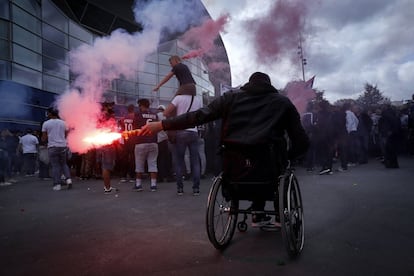 Fans encienden bengalas frente al estadio Parc des Princes durante la presentación del nuevo delantero francés del Paris Saint-Germain (PSG), Kylian Mbappé, en París (Francia).