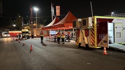 El puesto de mando en Tres Cantos, desde donde se atiende el incendio de Colmenar Viejo que comenzó la tarde de este lunes.