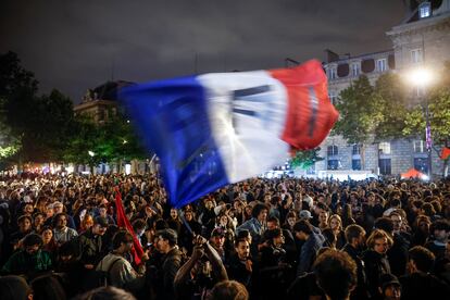 Un seguidor del Frente Popular hondea una bandera francesa en la plaza de la República de París. 