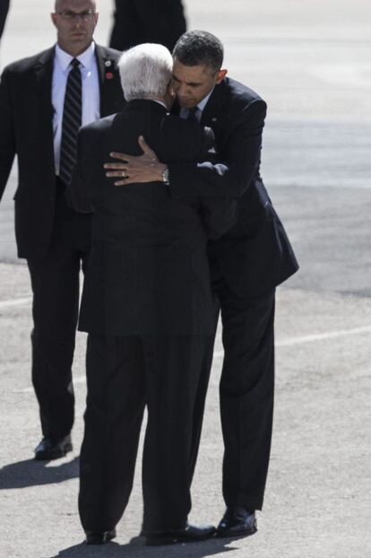El presidente estadounidense, Barack Obama abraza al presidente de la Autoridad Palestina, Mahmud Ab&aacute;s, a su llegada a la Muqata, el complejo presidencial palestino, en la ciudad cisjordana de Ramala, Palestina.