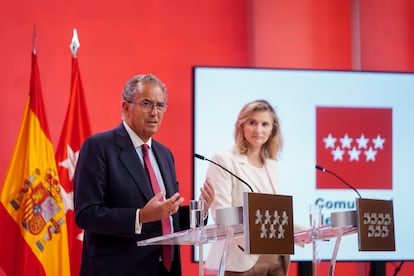 El vicepresidente de la Comunidad de Madrid, Enrique Ossorio, y la consejera de Medio Ambiente, Vivienda y Agricultura, Paloma Martín, durante la rueda de prensa tras el Consejo de Gobierno de este miércoles.