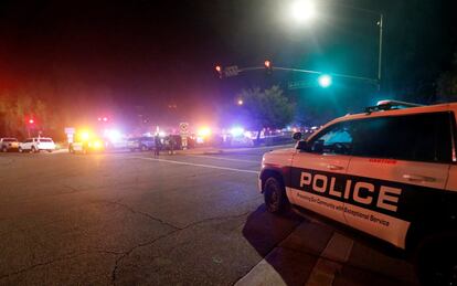 Un coche de policía en las inmediaciones del lugar donde se ha producido el tiroteo, en Thousand Oaks, un suburbio en las afueras de Los Ángeles (California)