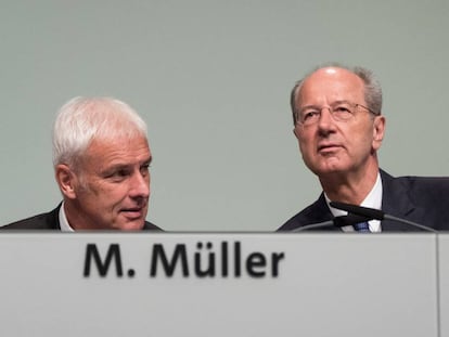 Los presidentes de Volkswagen, Matthias Müller, y de su Consejo de Supervisión, Hans Dieter Pötsch, durante la asamblea anual de accionistas celebrada el miércoles en Hannover