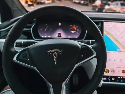 Tesla afina las indicaciones de pantalla en su modo de conducción autónoma