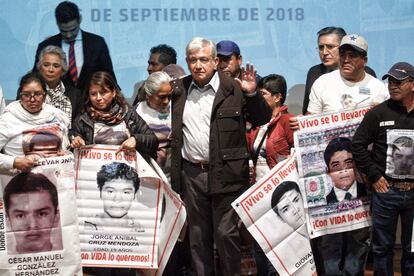 López Obrador ofrece un mensaje con padres de los 43 normalistas, encabezados por María Elena Guerrero y Epifanio Álvarez, tras resultar electo en las elecciones de 2018.