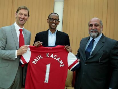 El presidente de Ruanda, Paul Kagame, junto al exfutbolista del Arsenal, Tony Adams, en 2014.