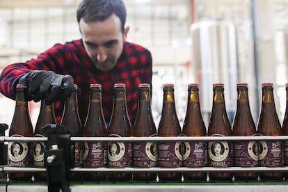 Línea de envasado de la cerveza artesanal La Virgen en Las Rozas (Madrid).  