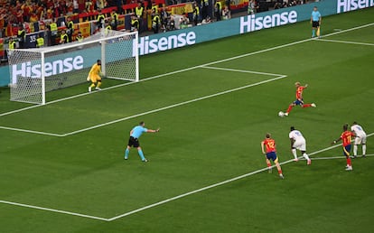  Lamine Yamal, de España, marca de penalti en tercer gol para España ante Francia.