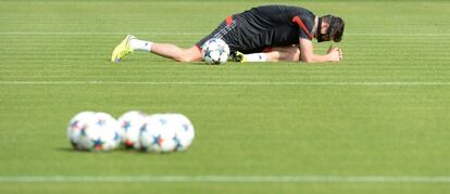 El delantero polaco del Bayern Robert Lewandowski estira este lunes durante el entrenamiento previo a la vuelta de semifinales contra el FC Barcelona.