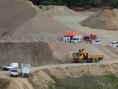 Labores de búsqueda del hombre atrapado con su excavadora en una balsa de lodo en una cantera de Villanueva de la Reina (Jaén).