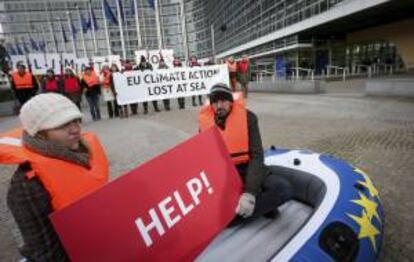 Activistas protestan bajo el lema "íSOS! La acción Climática de la UE está perdida mar adentro" frente a la sede de la Comisión Europea en Bruselas (Bélgica). EFE/Archivo