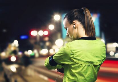 Mujer corriendo de noche