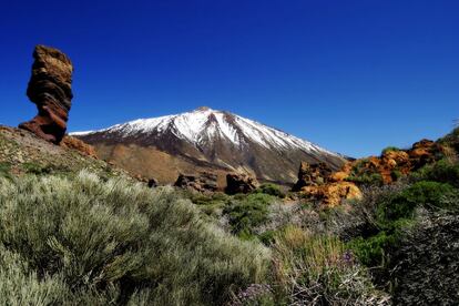 Situado en Tenerife, el Teide es el pico más elevado de España (3.718 metros sobre el nivel del mar) y, según se calcula, el tercer volcán más alto del planeta (7.500 metros sobre el fondo oceánico). Impone con su paisaje volcánico y su característico mar de nubes, y el parque nacional que lo engloba es el hábitat de 168 especies vegetales, 50 de ellas, endémicas.