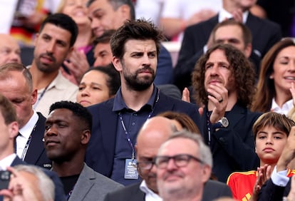 Gerard Pique y Carles Puyol, en la grada del Stuttgart Arena. 