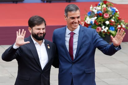 El presidente de Chile, Gabriel Boric, saluda junto al presidente del Gobierno de España, Pedro Sánchez, en el palacio de La Moneda en Santiago (Chile), el 21 de julio de 2025.