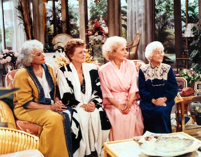 De izquierda a derecha: Bea Arthur, Rue McClanahan, Betty White y Estelle Getty en una escena de 'Las chicas de oro'.