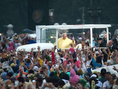 O Papa saúda os fiéis na sua chegada à missa.