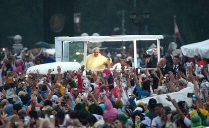 El Papa saluda els fidels en arribar a la missa.