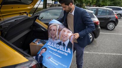 El candidato por el partido de extrema derecha RN de Marine Le Pen, Julien Leonardelli, durante un día de campaña electoral.