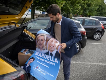 El candidato por el partido de extrema derecha RN de Marine Le Pen, Julien Leonardelli, durante un día de campaña electoral.