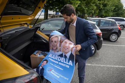 El candidato por el partido de extrema derecha RN de Marine Le Pen, Julien Leonardelli, durante un día de campaña electoral.
