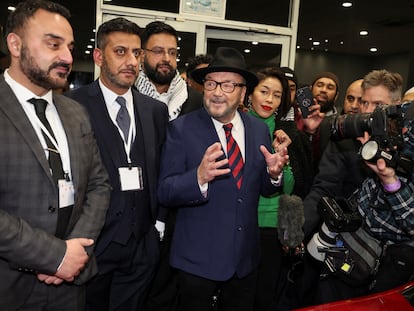 George Galloway, líder del Partido Británico de los Trabajadores, con sombrero, celebra este viernes su victoria frente al laborismo en la elección parcial de Rochdale.