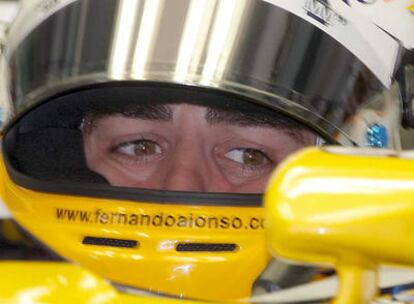 Fernando Alonso, cariacontecido, durante los primeros entrenamientos del Gran Premio de Malasia.