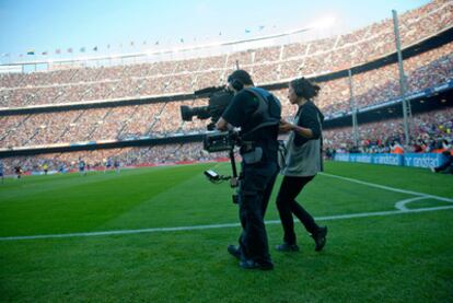 Un cámara, durante un partido de liga entre Barcelona y Espanyol.